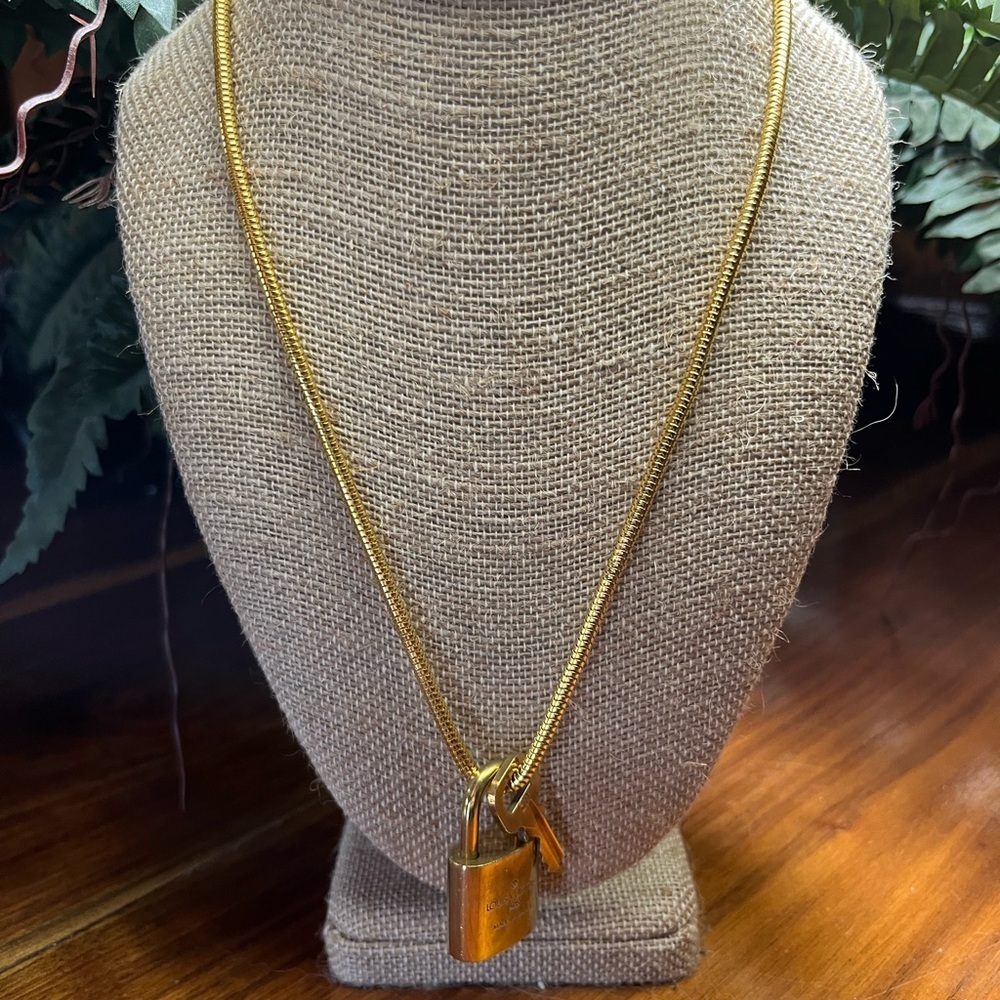 Louis Vuitton Gold Lock On off brand chain No 311. Works. Authentic